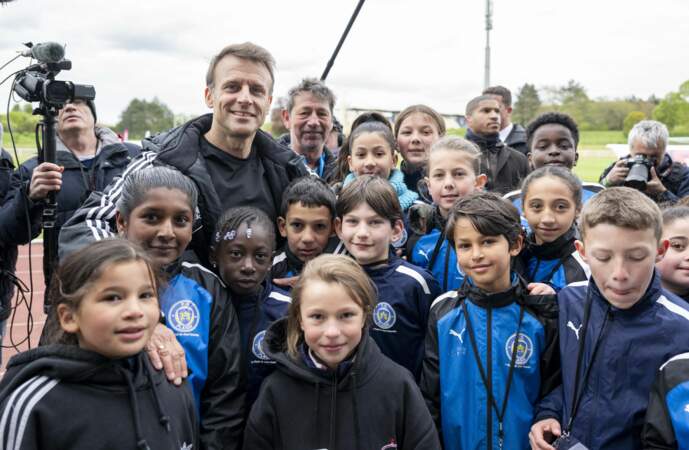 Le président Emmanuel Macron dispute un match de charité avec le Variétés Club de France au profit des Pièces Jaunes.