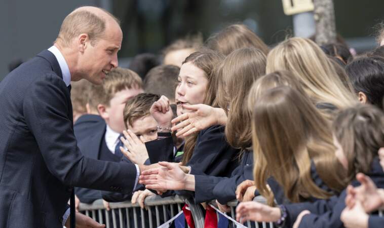 Le prince William prend le temps de saluer les étudiants du lycée St. Michael's Church of England