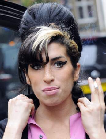 Amy Winehouse a également attiré l'attention des médias pour son apparence, notamment sa coiffure, ses tatouages et son maquillage appuyé à l’eye-liner, et a inspiré plusieurs stylistes.