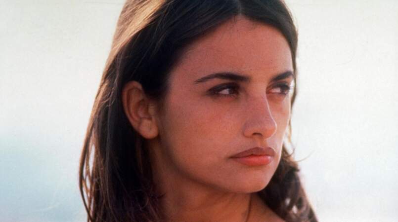 En 1997, elle tourne pour la première fois sous la direction du réalisateur espagnol Pedro Almodóvar dans le film "En chair et en os" 
