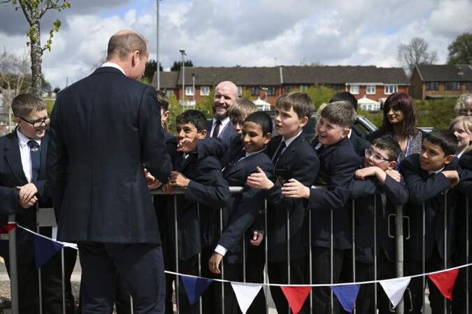 Le prince William salue les étudiants du lycée St. Michael's Church of England
