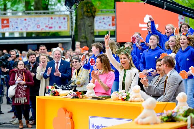 Maxima des Pays-Bas heureuse de participer à un quizz sur la région en compagnie d'élèves des écoles primaires des quartiers et villages d'Emmen, le 27 avril 2024.