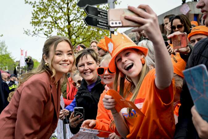 La princesse Ariane des Pays-Bas a accordé quelques selfies aux personnes venues célébrer ce jour.