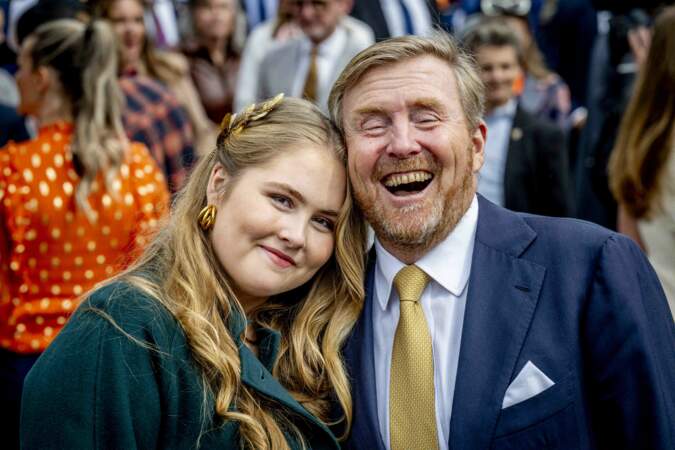 Le roi Willem Alexander et la princesse héritière Catharina-Amalia complices à la célébration du Jour du Roi à Emmen.