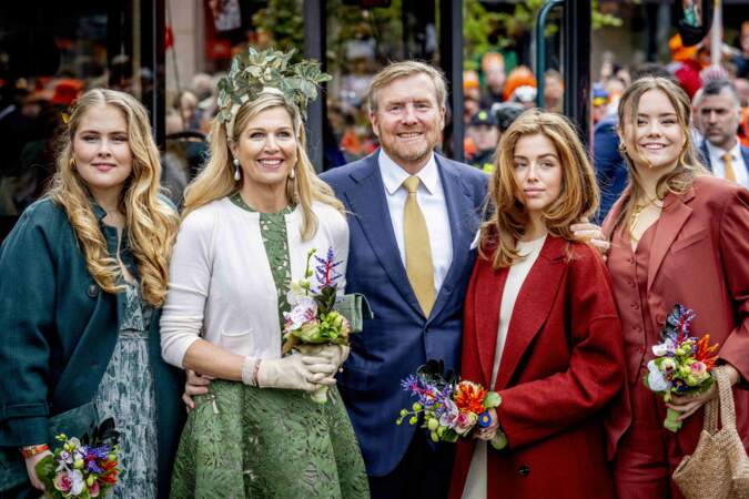 Le roi Willem-Alexander et la reine Maxima des Pays-Bas avec les princesses Catharina-Amalia, Alexia et Ariane des Pays-Bas assistent au Jour du Roi 2024, la célébration du 57ᵉ anniversaire du roi néerlandais à Emmen.