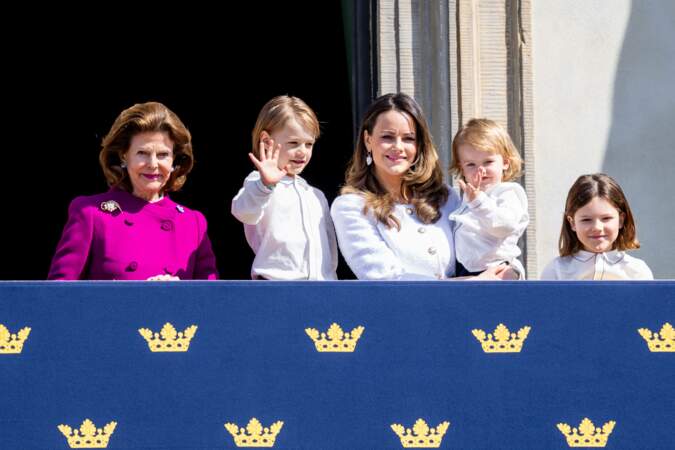 La reine Silvia de Suède, la princesse Sofia de Suède, le prince Alexander, le prince Gabriel, le prince Julian saluent la population au balcon.