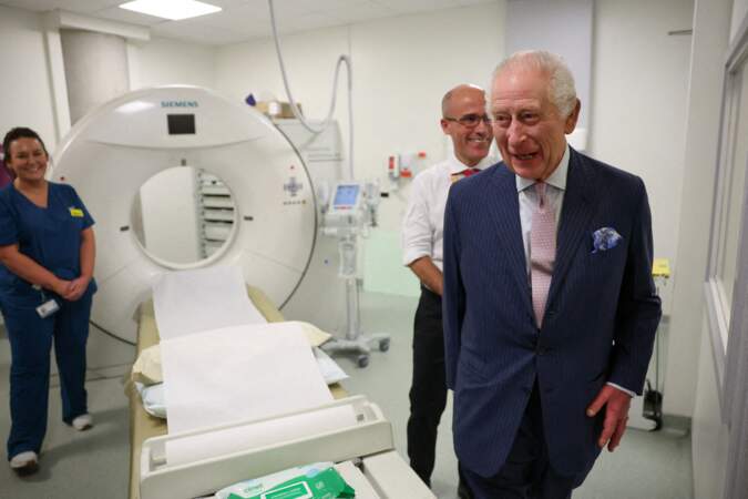 Le roi Charles III, parrain de Cancer Research UK et de Macmillan Cancer Support, en compagnie de Charlie Swanton, clinicien en chef de Cancer Research UK, à côté d'un tomodensitomètre lors d'une visite au University College Hospital Macmillan Cancer Centre, à Londres.
