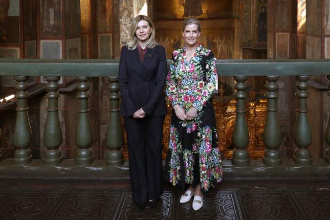 La duchesse d'Édimbourg (à gauche) avec la première dame d'Ukraine Olena Zelenska à la cathédrale Sainte-Sophie de Kiev.