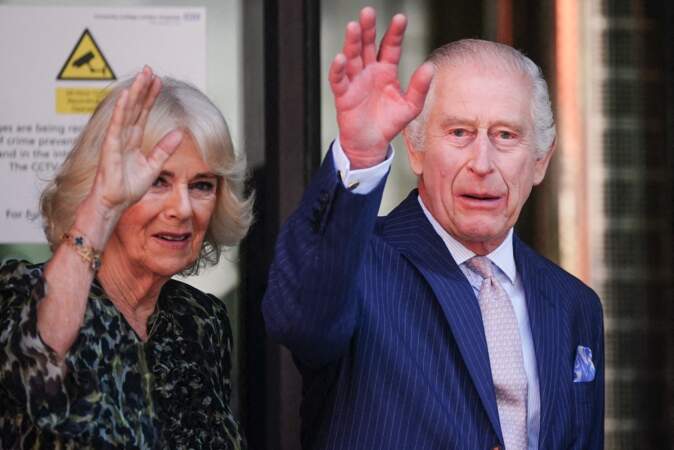 Le roi Charles III, patron de Cancer Research UK et de Macmillan Cancer Support, et la reine Camilla, arrivant pour une visite à l'University College Hospital Macmillan Cancer Centre.