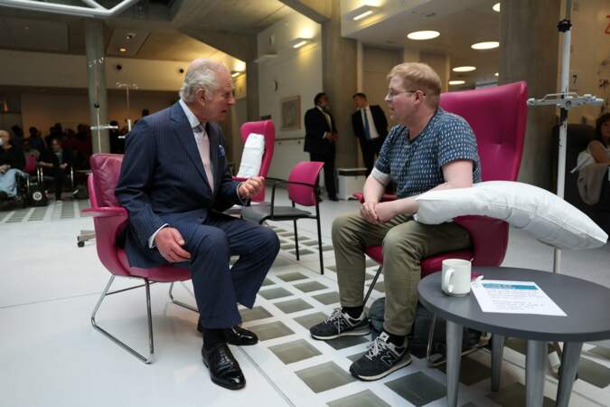 Le roi Charles III rencontre des patient lors de sa visite au centre de traitement contre le cancer à Londres. .