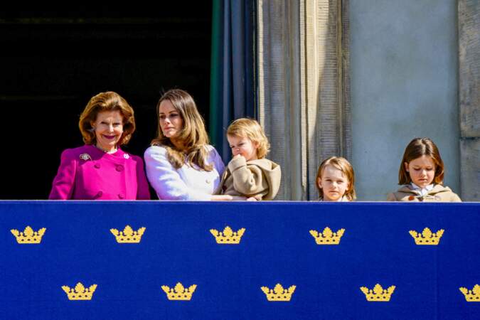 La reine Silvia, la princesse Sofia, le prince Alexander, le prince Gabriel et le prince Julian lors des célébrations du 78e anniversaire du roi de Suède dans la cour du palais royal de Stockholm.