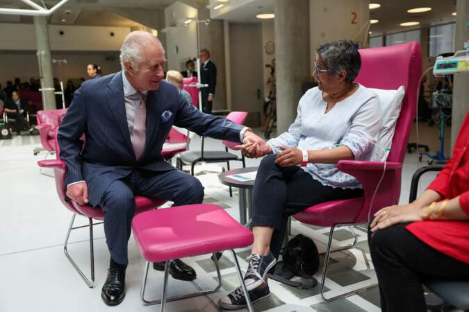 Le roi Charles III, parrain de Cancer Research UK et de Macmillan Cancer Support, rencontre des patients lors d'une visite au University College Hospital Macmillan Cancer Centre.