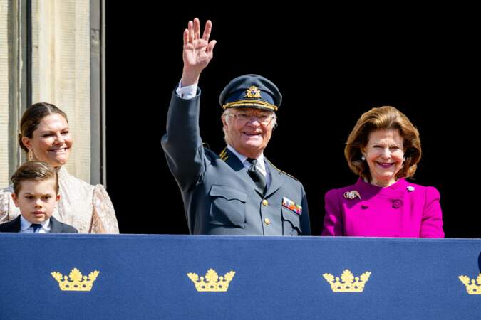 Le roi Carl XVI Gustaf et le prince Carl Philip ont ensuite rejoint le balcon pour saluer la population qui a pu assister à la cérémonie. Le roi Carl XVI Gustaf était entouré de dix membres de sa famille : son épouse, deux enfants, deux beaux-enfants et cinq petits-enfants. 


