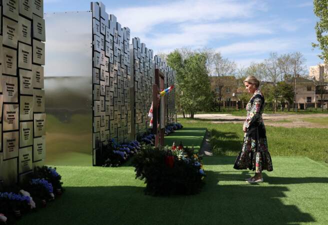 La duchesse d'Édimbourg au mémorial des victimes de l'occupation russe à Bucha lors de sa visite en Ukraine, le lundi 29 avril 2024.
