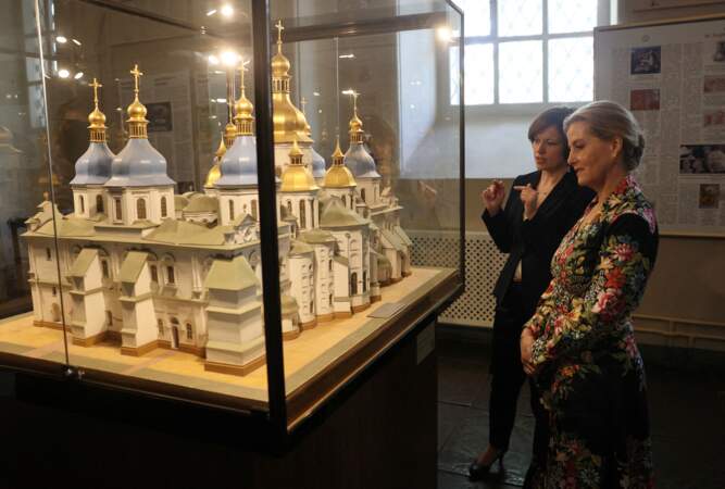 La duchesse d'Édimbourg visite la cathédrale Sainte-Sophie à Kiev.