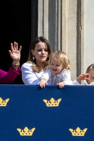 La princesse Sofia de Suède et le prince Julian au balcon lors des célébrations du 78ème anniversaire du roi de Suède