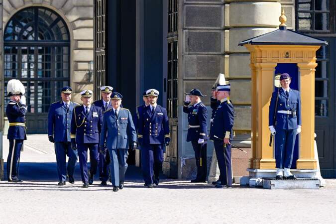 Le roi Carl XVI Gustaf était suivi par son fils, le prince Carl Philip, qui assistait à la cérémonie un peu en retrait.