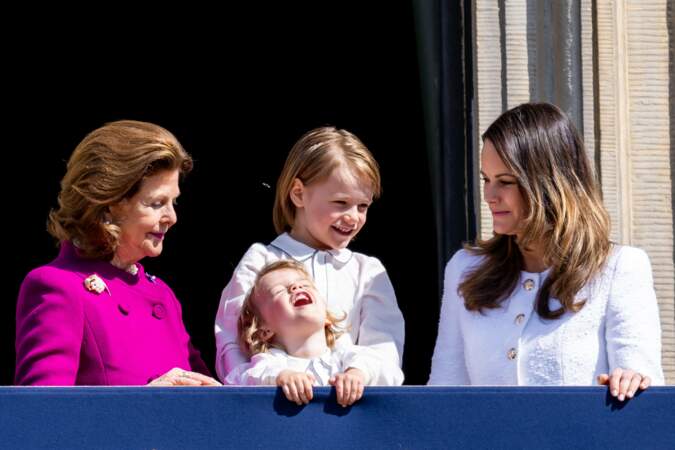 La reine Silvia de Suède, la princesse Sofia de Suède, le prince Gabriel et le prince Julian au balcon, lors des célébrations du 78ème anniversaire du roi de Suède.