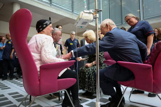Le roi Charles III, patron de Cancer Research UK et de Macmillan Cancer Support, et la reine Camilla rencontrent Lesley Woodbridge, patiente recevant la deuxième série de chimiothérapie pour un sarcome, et son mari Roger Woodbridge, lors d'une visite à l'University College Hospital Macmillan Cancer Centre.