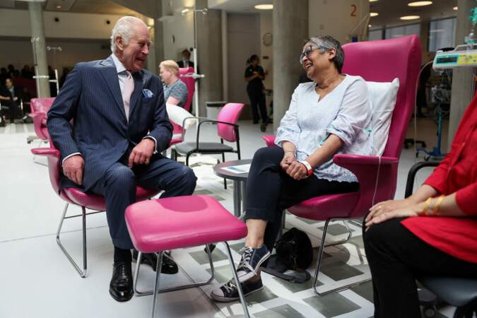 Le roi Charles III rencontre des patients lors de sa visite au centre de traitement contre le cancer à Londres. .
