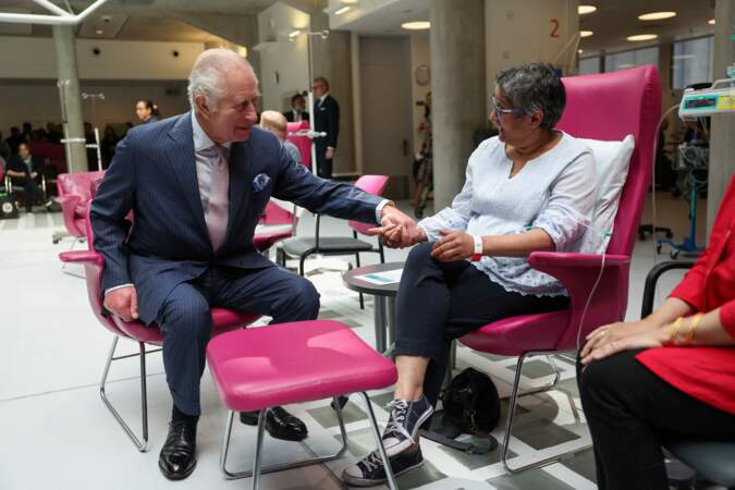Le roi Charles III rencontre des patients lors de sa visite au centre de traitement contre le cancer à Londres. 