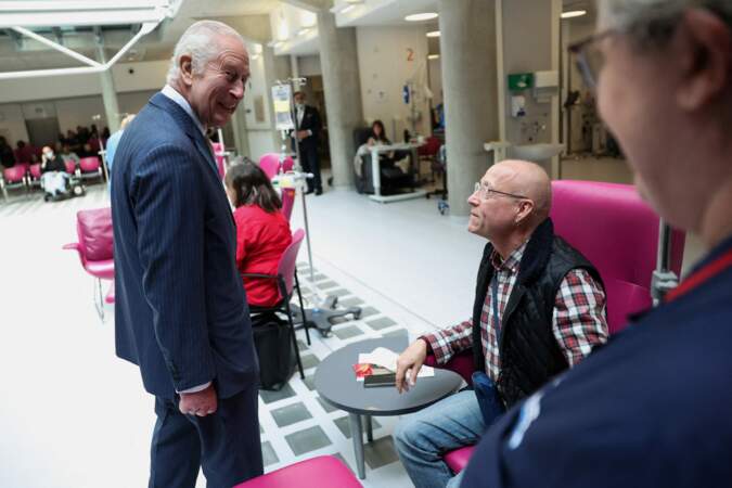 Le roi Charles III rencontre des patients lors de sa visite au centre de traitement contre le cancer à Londres.