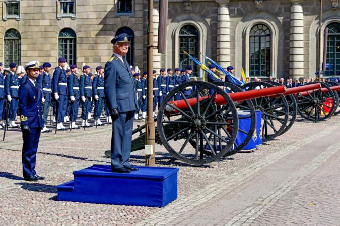 Le défilé militaire s’est conclu par 21 coups de canon tirés depuis Skeppsholmen.