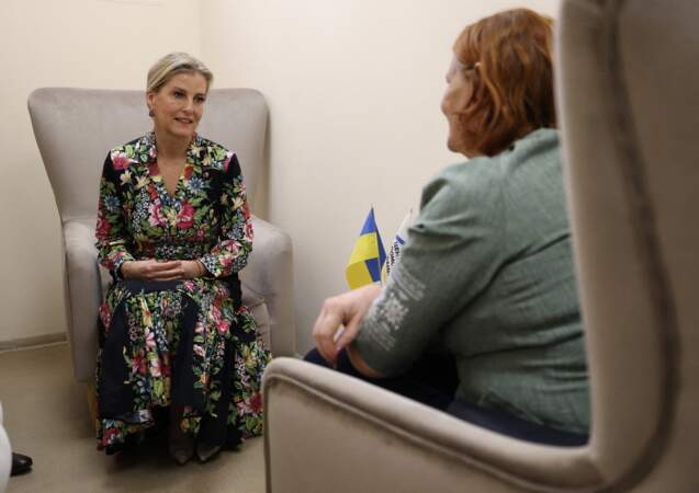 La duchesse d'Édimbourg s'entretient avec une femme touchée par la guerre au bureau du Fonds des Nations Unies pour la population (FNUAP) à Kiev.