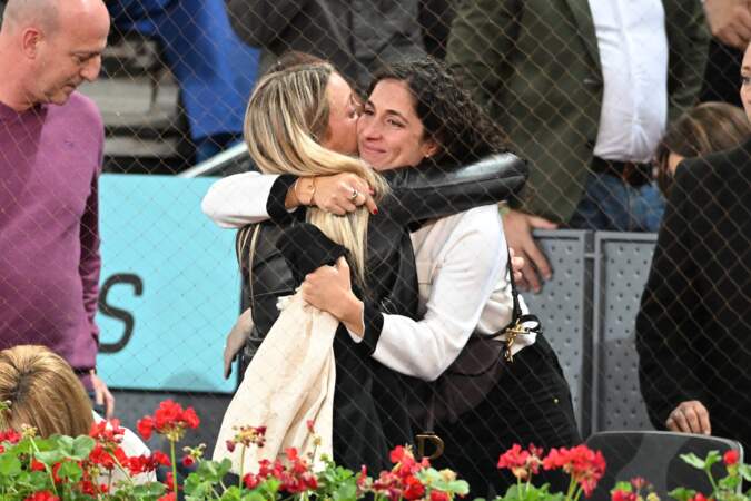 Maribel Nadal a embrassé sur la joue sa belle-soeur. 