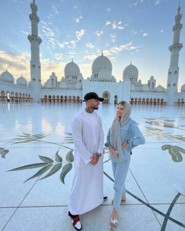 Le couple pose devant le Mon Poulsy à Abu Dhabi