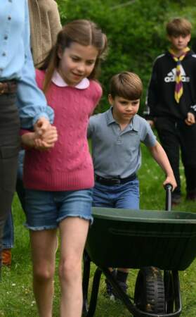 La princesse Charlotte et son petit frère, le prince Louis, lors de la journée pour The Big Help Out