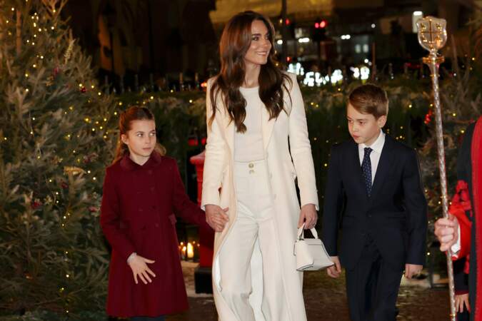 La princesse Charlotte accompagnée de sa mère Kate Middleton et de son grand frère George lors de la cérémonie Together At Christmas