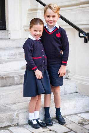 La princesse Charlotte et le prince George un jour d'école. La jeune fille a 4 ans en 2019