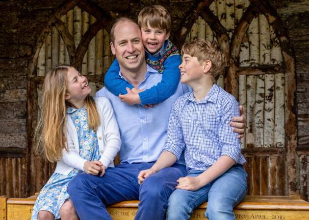 La princesse Charlotte heureuse aux côtés de son père et des ses frères, Louis et George