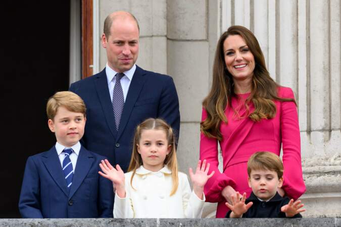 Le prince George, le prince Louis , le prince William, la princesse Charlotte et Kate Middleton lors d'un jubilé de platine