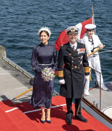Frederik X et Mary de Danemark pose tout sourire devant les photographes