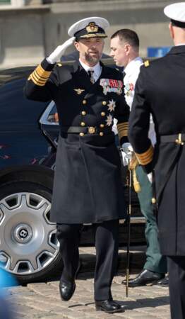 Le roi Frederik X salue le capitaine du bateau venu l'acceuillir