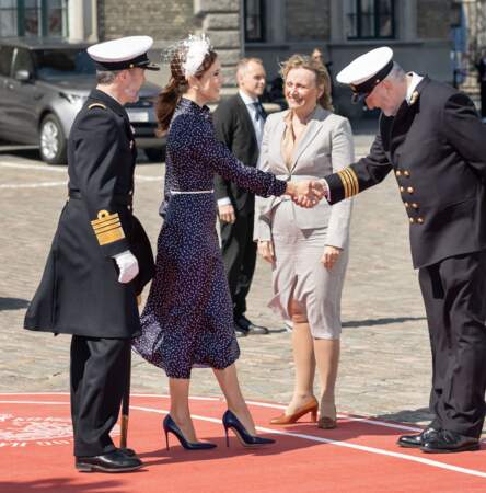 Mary de Danemark serre la main du capitaine pour le saluer