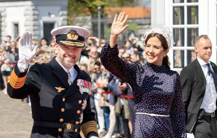 Ce jeudi 3 mai 2024, le roi Frederik X de Danemark et son épouse la reine Mary ont embarqué à bord de leur yacht royal, le Dannebrog, en direction le château de Fredensborg