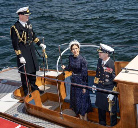 Frederik X et Mary de Danemark sont désormais à bord du bateau assurant leur transfert