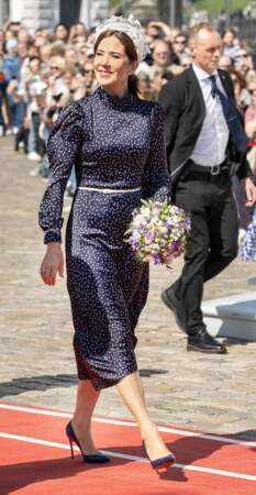 La reine Mary de Danemark s'est vue offrir un bouquet de fleurs 