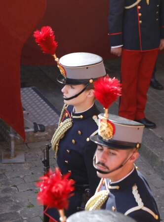La princesse Leonor a défilé en uniforme parmi les troupes, devant ses parents et les photographes.