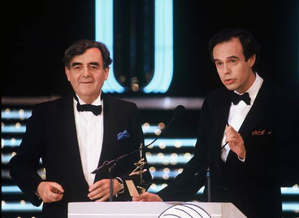 Bernard Pivot aux côtés de Frederic Mitterrand lors de la soirée des "Sept d'or" d'Antenne 2 en 1989.