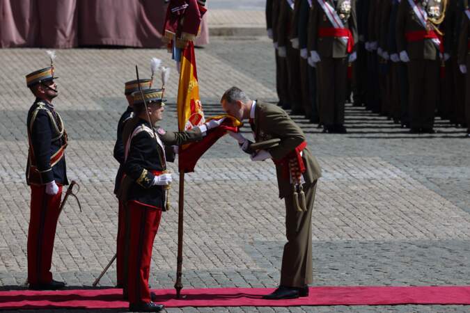 Comme le veut la tradition, le roi Felipe VI d'Espagne a de nouveau embrassé le drapeau espagnol en signe d’allégeance. 