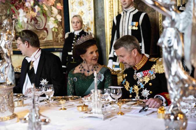 La reine Silvia et le roi Frederik X au dîner de gala organisé au palais royal de Stockholm