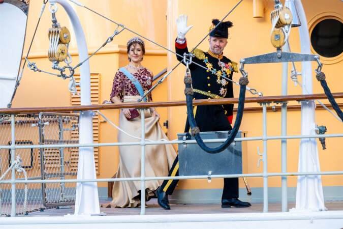 Lundi 6 mai 2024, Carl XVI Gustaf et la reine Silvia ont donné un magnifique banquet de gala en l'honneur du roi Frederik X et Mary de Danemark.
