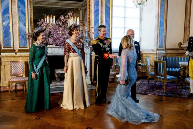 Frederik X et Mary de Danemark accueillent les invités du banquet d'Etat.