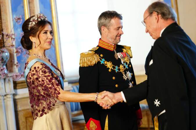 La reine Mary de Danemark salue un invité avant le dîner de gala