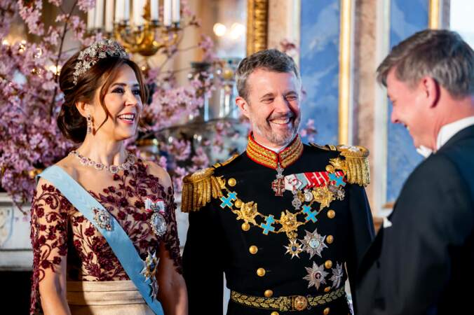 La reine Mary de Danemark et le roi Frederik X saluent un invité avant le dîner de gala