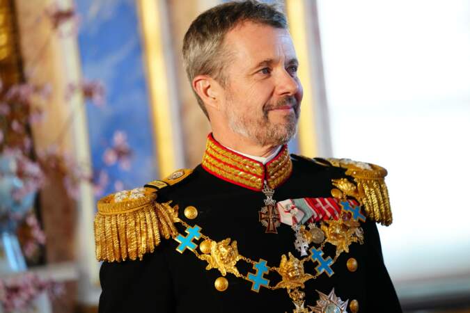 Le roi Frederik X portait quant à lui un uniforme sobre mais raffiné. 